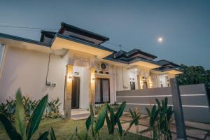a white house with a fence in front of it at villa mediterania kerobokan buleleng in Babakan Sangsit