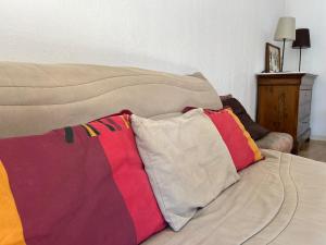 Una cama con dos almohadas encima. en Appartement Barcelonnette, 2 pièces, 4 personnes - FR-1-165A-25, en Barcelonnette