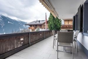 d'un balcon avec des chaises et une vue sur la montagne. dans l'établissement Apartment Babice 2.0 - GRIWA RENT AG, à Grindelwald