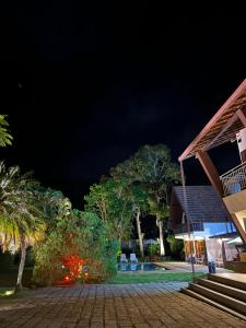 een nachtzicht op een gebouw en een resort bij Jardim Secreto - Itaipava in Itaipava