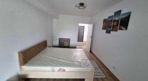 een slaapkamer met een bed in de hoek van een kamer bij Bucium Comfort Apartaments in Iaşi
