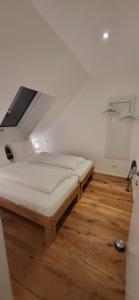 SkySuite Holiday Home في فيينا: سرير كبير في غرفة مع أرضية خشبية