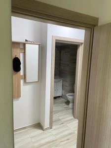 porta aperta per un bagno con servizi igienici di Bucium Comfort Apartaments a Iaşi