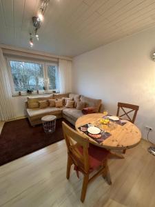 ein Wohnzimmer mit einem Tisch und einem Sofa in der Unterkunft Gemütliches Appartement - WBS in Goldkronach