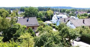 Blick auf ein Dorf mit Häusern und Bäumen in der Unterkunft Mediterran-Skandinavisch - Outdoorwhirlpool ganzjährig in Burgthann