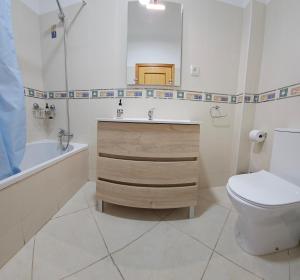 ein Badezimmer mit einem Waschbecken, einer Badewanne und einem WC in der Unterkunft Harbours Way in Olhão