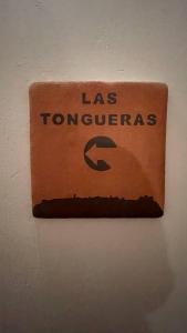 un cartel en una pared que dice "Los huracanes" en Las Tongueras, en Pedraza-Segovia