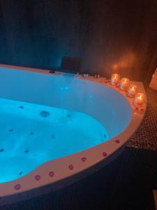 una gran bañera con velas en una habitación en Au coeur du 11, en Beyne-Heusay