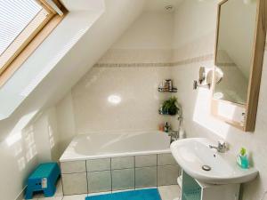Fotografia z galérie ubytovania Maison à Bénodet avec jardin, terrasse, cabine de plage, équipements famille et proximité commerces! - FR-1-481-126 v destinácii Bénodet