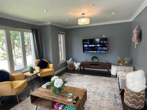 Area tempat duduk di Chic, Spacious Home You'll Love