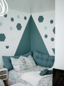 um quarto com uma cama com uma parede azul em Hexa Dream em Montévrain