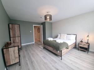 Un pat sau paturi într-o cameră la Sleek Industrial Apartment Close To B City