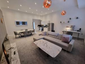 a living room with a couch and a table at Stunning 1 Bed Apt Minutes From Bham City Centre! in Birmingham