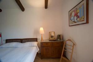 Un dormitorio con una cama y una lámpara en un tocador en Le Terrazze della Tuscia, en Latera