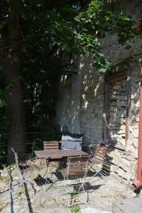 a picnic table and two chairs next to a stone building at Vejminek Hynčina 