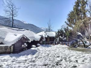 una casa está cubierta de nieve en Apple Valley Cottages Lachung en Lachung