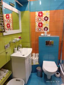 a bathroom with a sink and a toilet at Apartament Centrum Nowa Ruda in Nowa Ruda