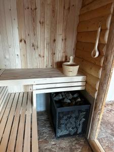una sauna de madera con un banco de madera en una habitación en Hanna's Hidden Haven, en Harghita-Băi