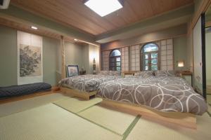 Rúm í herbergi á 『箱根登山線』駅徒歩圏内※Bus stop徒歩1分※大勢で遊びたい & 癒されたい