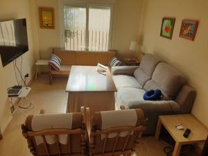 een woonkamer met een bank en een tafel bij Villa Tahona in Zahara de los Atunes