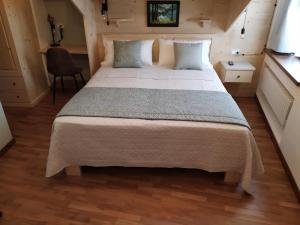 um quarto com uma cama grande num pequeno quarto em Al San Michele em Stresa