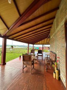 un patio con bancos y una pared de ladrillo con techo en Casa Campestre Lago Calima, en Calima