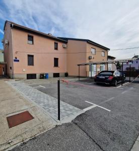 een auto geparkeerd op een parkeerplaats voor een gebouw bij Apartment Mavero-Free Private Parking in Zagreb