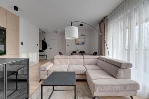 sala de estar con sofá blanco y mesa en Zajezdnia Wrzeszcz 2 by Grand Apartments en Gdansk