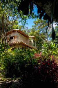 una casa en medio de un jardín en Pousada Ronco do Bugio, en Piedade