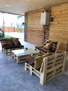 un soggiorno con divani, tavolo e sidx sidx sidx di Chaki 2 a Ureki