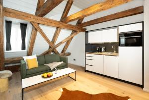 eine Küche und ein Wohnzimmer mit einem Sofa und einem Tisch in der Unterkunft Mariandl am Berg in Amberg