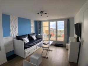 un salon avec un canapé et une table dans l'établissement DIVINE MARINA vue mer - Piscines, à Dives-sur-Mer