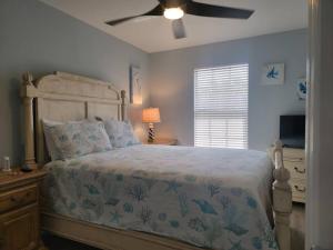 a bedroom with a bed and a ceiling fan at Redfish - Updated & Roomy 1.5 Mi to Beach Full Kitchen W&D in Bonita Springs