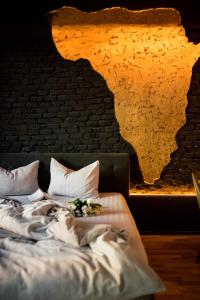 En eller flere senge i et værelse på World Studio Africa