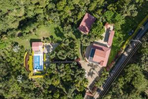 uma vista superior de uma casa na floresta em Casa campestre clima caliente - agroturismo em Bogotá