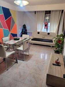 una sala de estar con un árbol de Navidad y un sofá en APT FAMILIAR VIGO, en Vigo