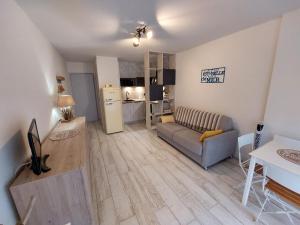 salon z kanapą i kuchnią w obiekcie Studio au calme, plage et centre à pied, jardinet ensoleillé, parking privé - FR-1-550-51 w mieście Saint-Georges-de-Didonne