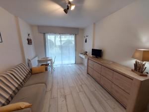 salon z łóżkiem i biurkiem z telewizorem w obiekcie Studio au calme, plage et centre à pied, jardinet ensoleillé, parking privé - FR-1-550-51 w mieście Saint-Georges-de-Didonne +3 zdjęcia
