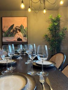 Una mesa con copas de vino vacías encima. en EPIC Apartments Tunnage Square, en Liverpool