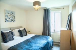 Una cama o camas en una habitación de Cosy 2-Bedroom Flat in Warrington