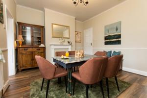 uma sala de jantar com mesa e cadeiras em Peak Period Property em Chesterfield