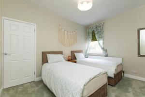 um quarto com 2 camas e uma janela em Peak Period Property em Chesterfield