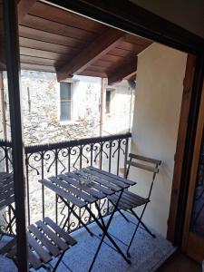 een tafel en 2 stoelen op een balkon bij Al San Michele in Stresa