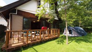 una casa con portico e tenda di お湯掛け流し『草津温泉湯畑』徒歩圏内※温泉街を大勢で遊びたい & 癒されたい a Kusatsu