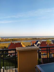 - une vue sur la plage depuis le balcon d'une maison dans l'établissement DIVINE MARINA vue mer - Piscines, à Dives-sur-Mer