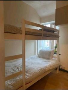 1 dormitorio con 2 literas en una habitación en 47R Place, en Dagenham