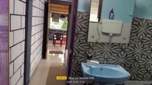 une salle de bain avec un lavabo et des toilettes dans l'établissement Kamal Rooms Ac and non ac, à Gokarna