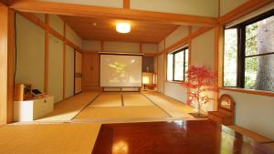 TV a/nebo společenská místnost v ubytování お湯掛け流し『草津温泉湯畑』徒歩圏内※温泉街を大勢で遊びたい & 癒されたい + 11 fotografií