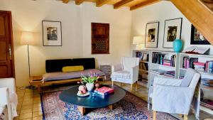 ein Wohnzimmer mit einem Tisch und einem Sofa in der Unterkunft La Cour des Délices in Gigny