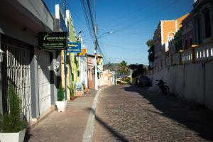 una calle adoquinada en un callejón con un edificio en Hospedaria Valdice Damasceno Centro Histórico, en Piranhas